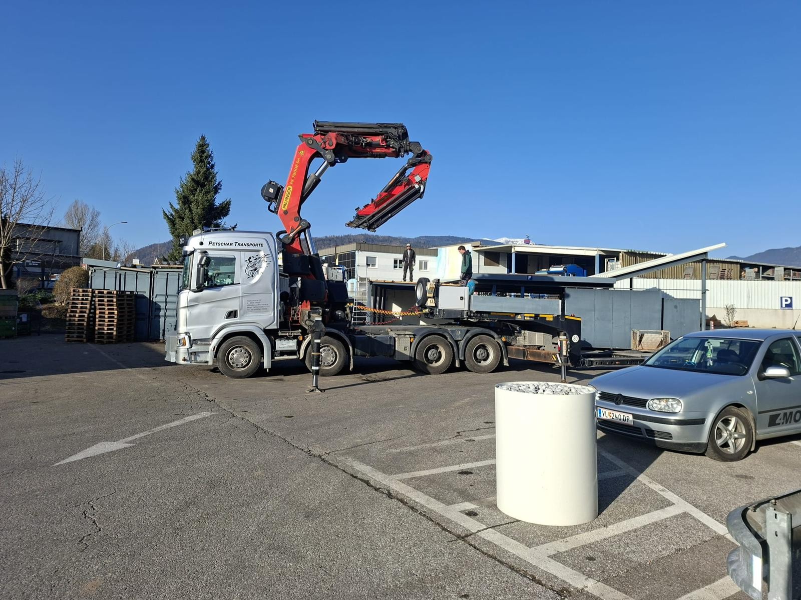 Petschar Kran ausgefahren auf Bauplatz