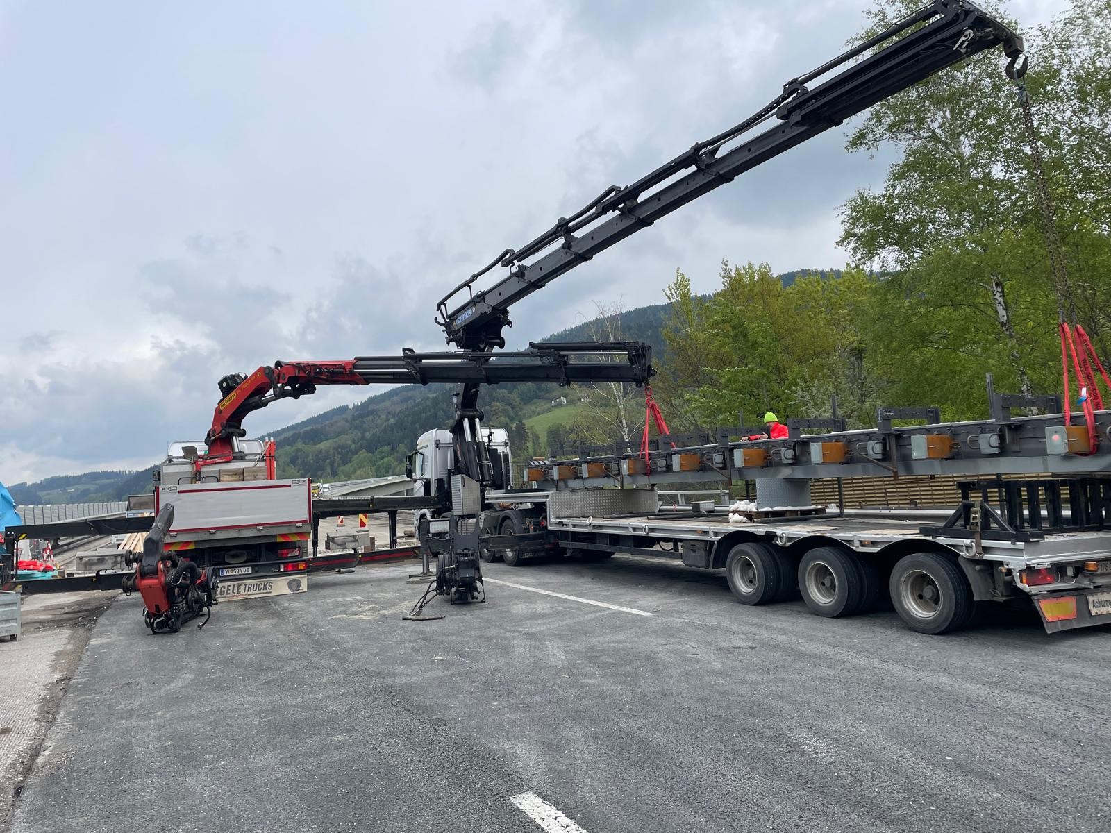 Schwerlast-Verladung auf Bergstrasse