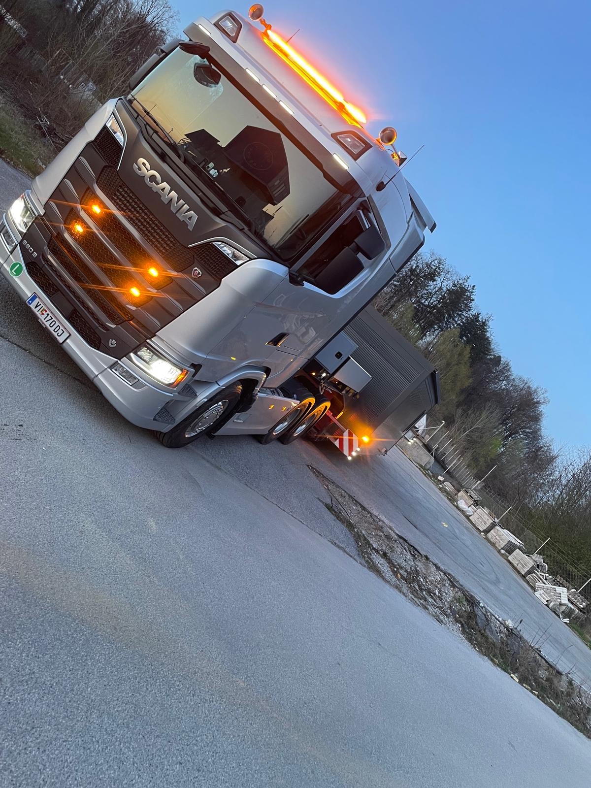 Tieflader Aufsicht mit Bagger