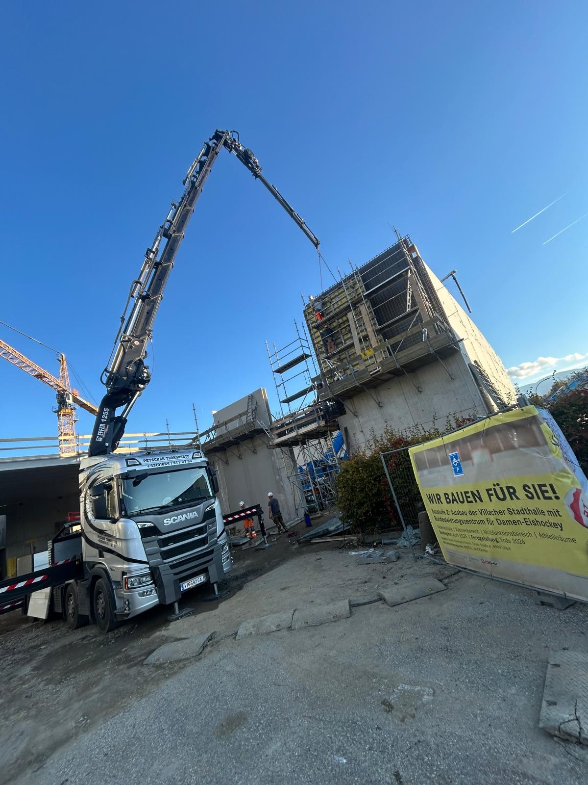Tieflader mit Bagger als Ladung